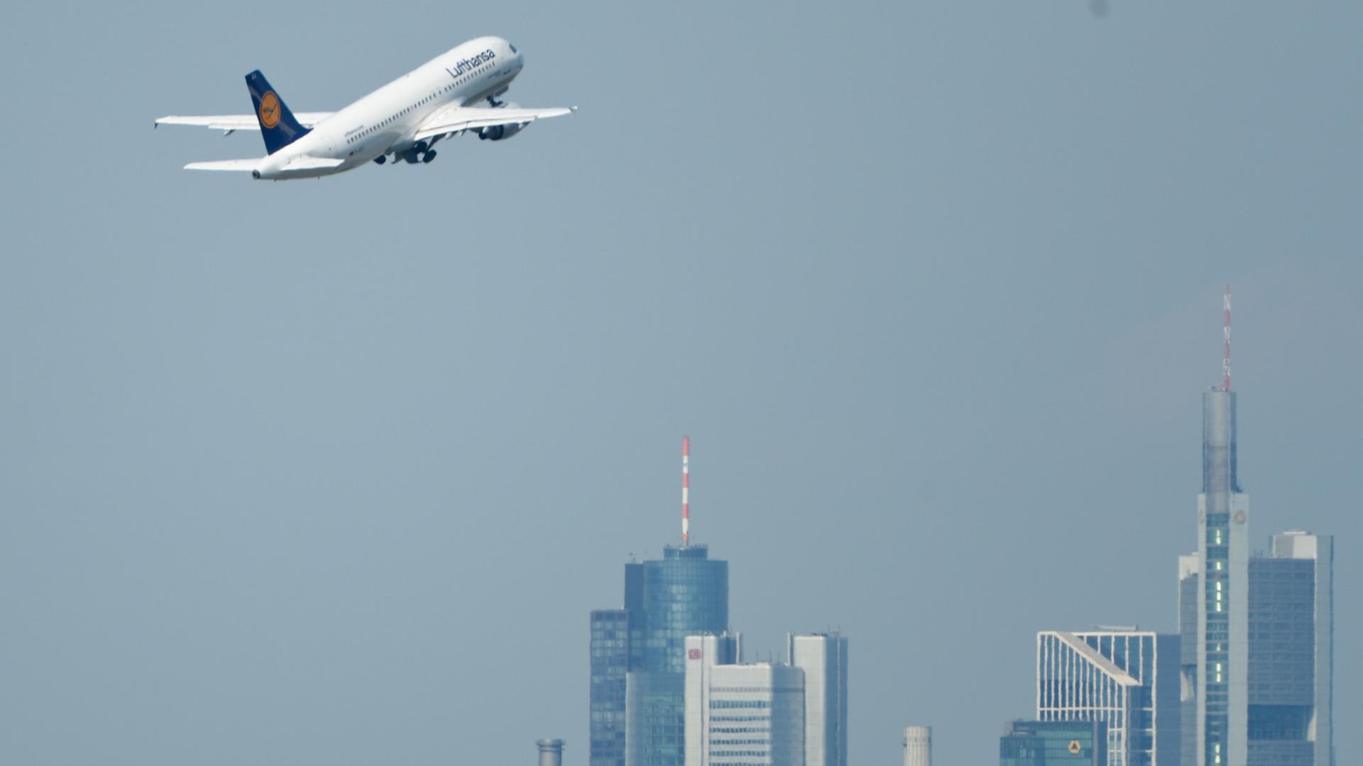 Flugzeug im Abflug vom Frankfurter Flughafen, im Hintergrund die Skyline. Flugzeug im Abflug vom Frankfurter Flughafen, im Hintergrund die Skyline.