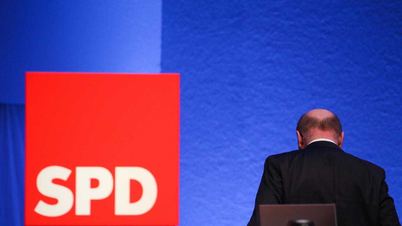 Der SPD-Parteivorsitzende Martin Schulz verlässt am 21.01.2018 beim SPD-Sonderparteitag in Bonn (Nordrhein-Westfalen) das Podium. 