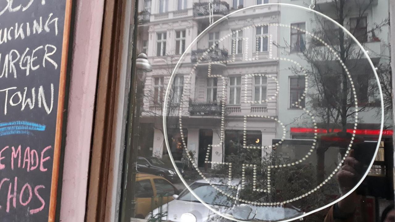 Im Bitcoinkiez: Im "Room 77" kann man seit 2011 mit Bitcoin bezahlen. Im Bitcoinkiez: Im "Room 77" kann man seit 2011 mit Bitcoin bezahlen.