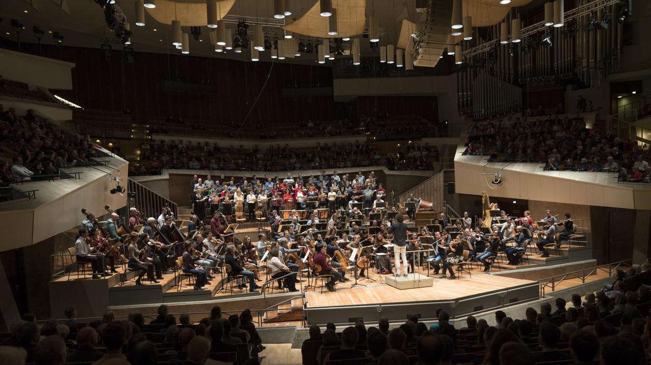DEU, Deutschland, Berlin, 08.03.2018,
Philharmonie,
Casual Concert mit dem Deutschen Symphonie-Orchester Berlin und Robin Ticciati in der Philharmonie Berlin,
Rundfunkchor Berlin,
Mezzosopran: Alice Coote,
Bariton: Nikolay Borchev,
Casual Concert Lounge mit OSCA und DJ Johann Fanger im DEU, Deutschland, Berlin, 08.03.2018,
Philharmonie,
Casual Concert mit dem Deutschen Symphonie-Orchester Berlin und Robin Ticciati in der Philharmonie Berlin,
Rundfunkchor Berlin,
Mezzosopran: Alice Coote,
Bariton: Nikolay Borchev,
Casual Concert Lounge mit OSCA und DJ Johann Fanger im