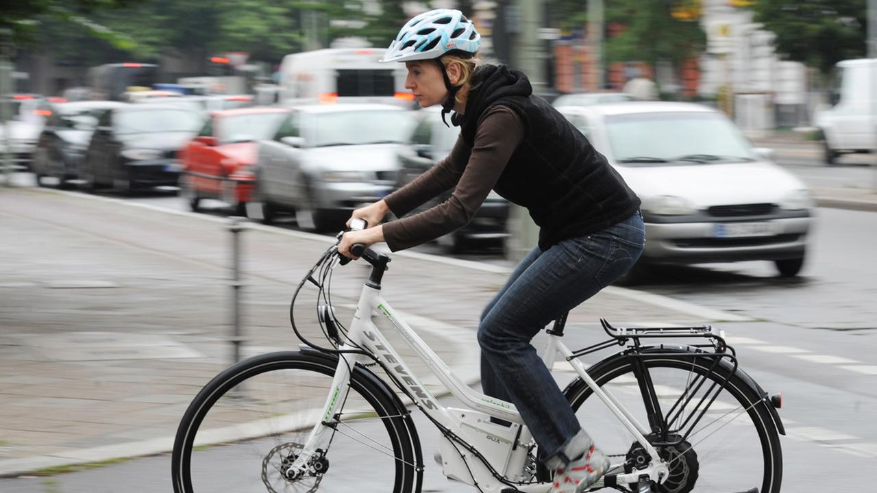 Eine Frau auf einem E-Bike Eine Frau auf einem E-Bike
