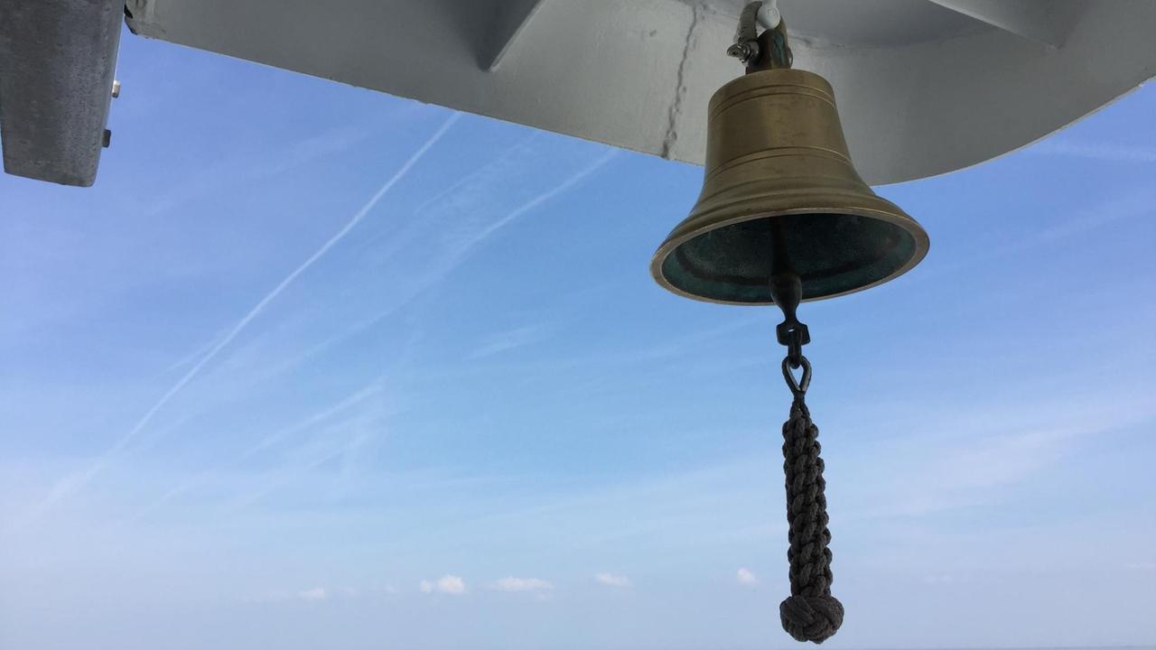 Schiffsglocke vor Meer Schiffsglocke vor Meer