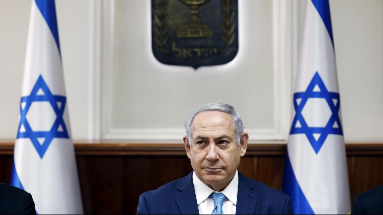Israels Ministerpräsident Benjamin Netanjahu bei einer Kabinettssitzung vor Flaggen seines Landes in Jerusalem. Israels Ministerpräsident Benjamin Netanjahu bei einer Kabinettssitzung vor Flaggen seines Landes in Jerusalem.