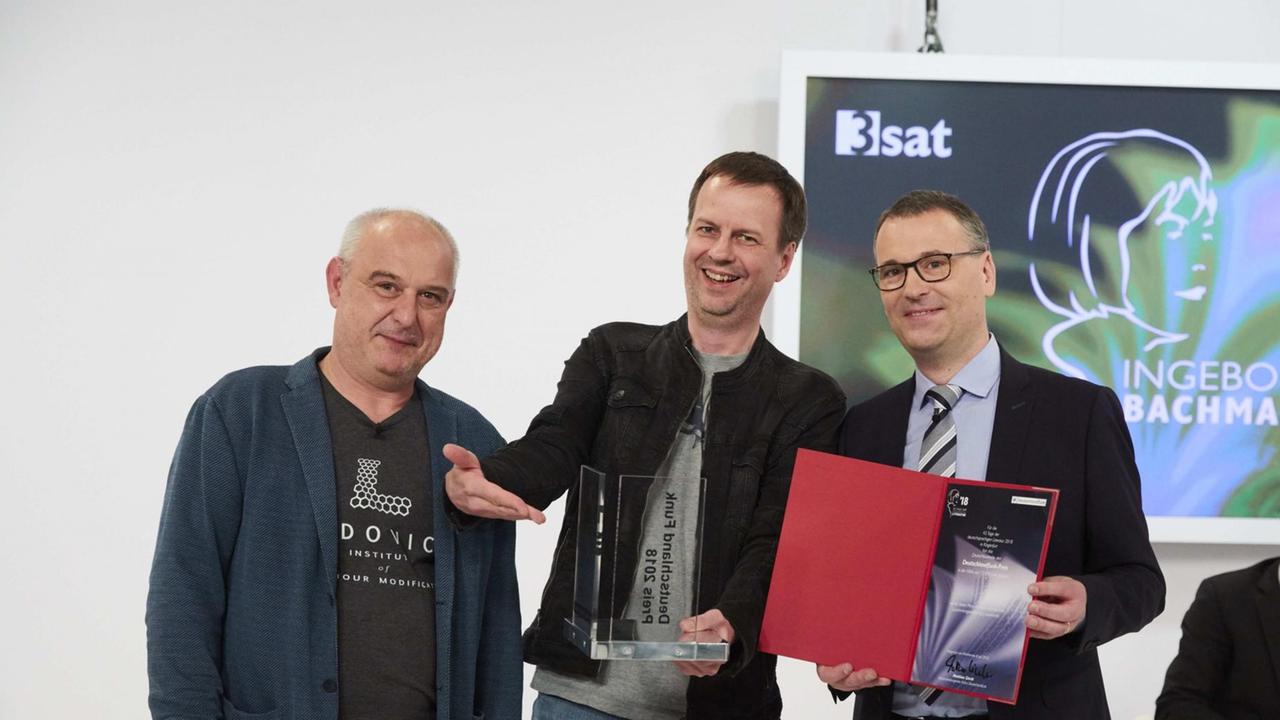 Klaus Kastberger (Juror), der Deutschlandfunk-Preis-Gewinner Bov Bjerg und Matthias Gierth (Hauptabteilungsleiter Kultur im Deutschlandfunk) bei der Preisverleihung in Klagenfurt (v.l.n.r.) Klaus Kastberger (Juror), der Deutschlandfunk-Preis-Gewinner Bov Bjerg und Matthias Gierth (Hauptabteilungsleiter Kultur im Deutschlandfunk) bei der Preisverleihung in Klagenfurt (v.l.n.r.)