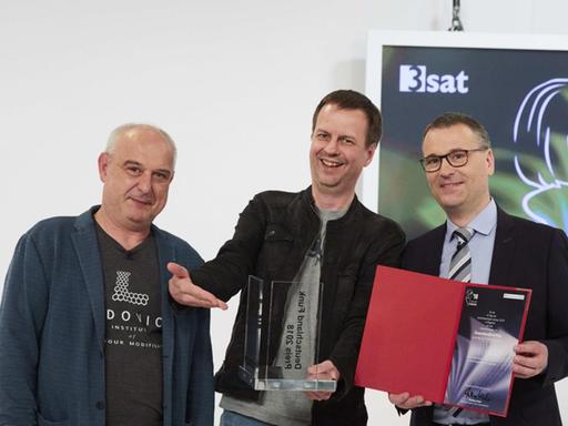 Klaus Kastberger (Juror), der Deutschlandfunk-Preis-Gewinner Bov Bjerg und Matthias Gierth (Hauptabteilungsleiter Kultur im Deutschlandfunk) bei der Preisverleihung in Klagenfurt (v.l.n.r.)