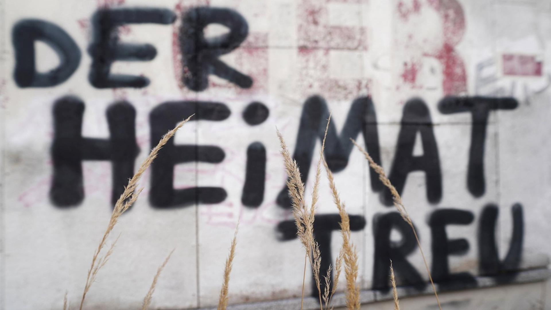 Graffiti "Der Heimat treu" an einer Hauswand in Brandenburg. Graffiti "Der Heimat treu" an einer Hauswand in Brandenburg.