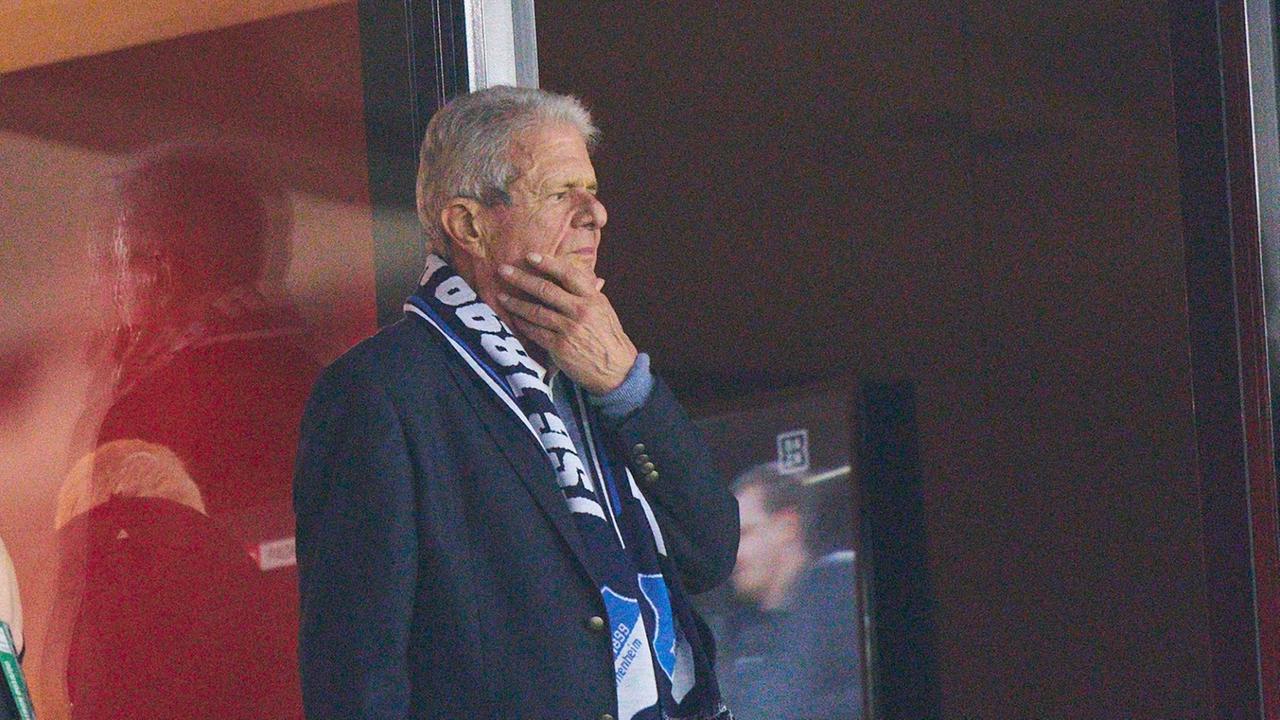 Der Mäzen des Fußballvereins TSG Hoffenheim Dietmar Hopp steht auf einer Tribüne Der Mäzen des Fußballvereins TSG Hoffenheim Dietmar Hopp steht auf einer Tribüne