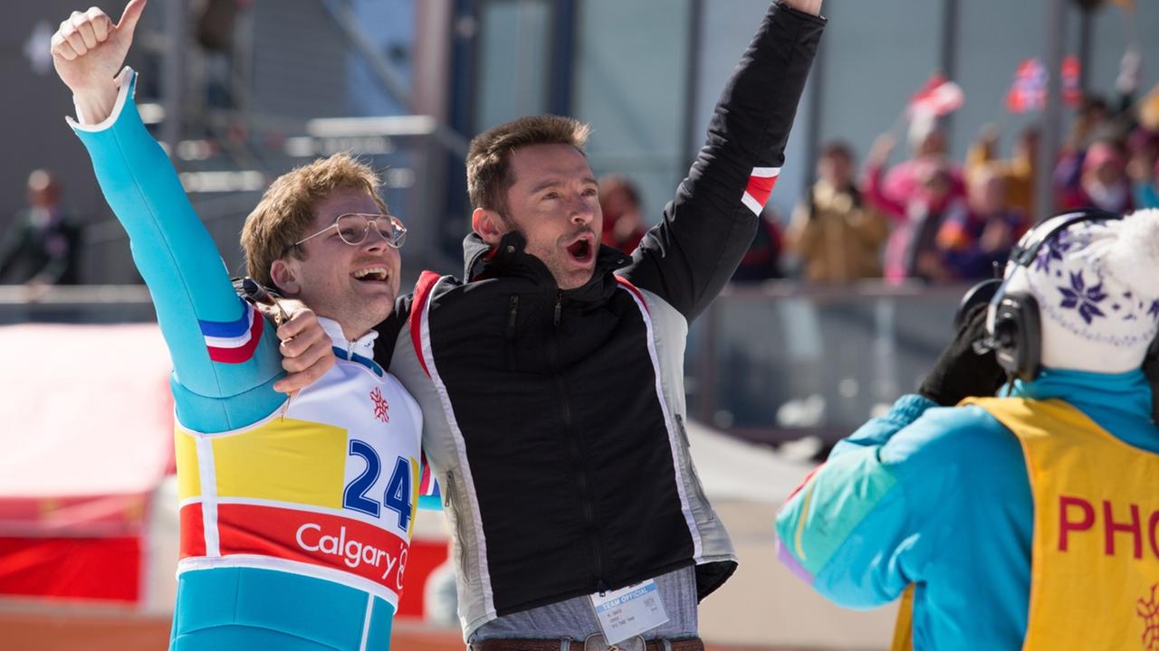 Skisprunglegende Michael Edwards (Taron Egerton) mit seinem Trainer (Hugh Jackman) Skisprunglegende Michael Edwards (Taron Egerton) mit seinem Trainer (Hugh Jackman)