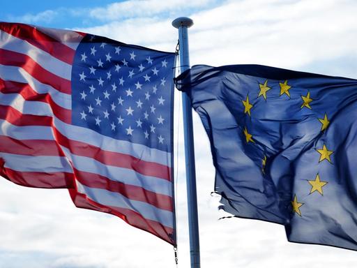 Die Fahnen der Vereinigten Staaten und der Europäischen Union wehen nebeneinander