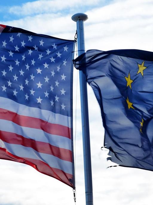 Die Fahnen der Vereinigten Staaten und der Europäischen Union wehen nebeneinander