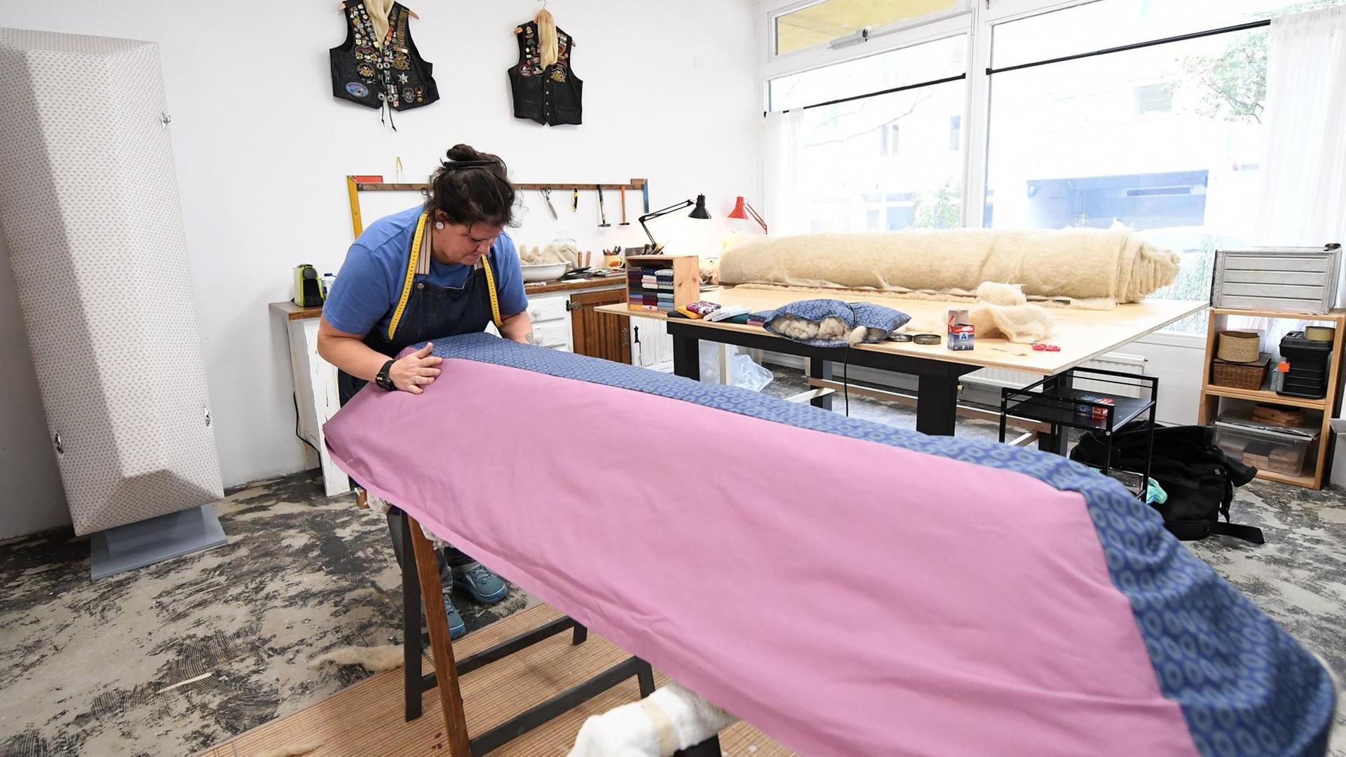 Romana Maschek, Gründerin des Sargateliers, arbeiten an einem neuen Modell mit rosa-blauem Stoffüberzug. Romana Maschek, Gründerin des Sargateliers, arbeiten an einem neuen Modell mit rosa-blauem Stoffüberzug.