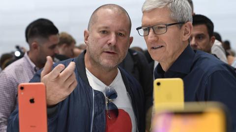 Apple Chef-Designer Jony Ive (l.) und Apple CEO Tim Cook (r.), im Vordergrund zwei iPhones.