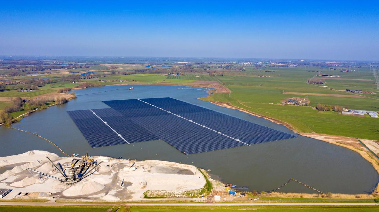 Auf einem Baggersee schwimmen Solarpaneele. Auf einem Baggersee schwimmen Solarpaneele.