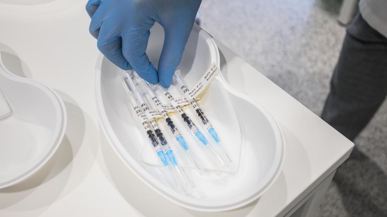 Vorbereitete Spritzen für die anstehenden Corona-Impfungen liegen in einer Schale bereit. Zum Impfstart in Hessen werden am Universitätsklinikum die ersten Impfdosen verabreicht. Am Sonntag haben die Corona-Impfungen mit dem Covid-19 Impfstoff von Biontech/Pfizer in Deutschland begonnen. Vorbereitete Spritzen für die anstehenden Corona-Impfungen liegen in einer Schale bereit. Zum Impfstart in Hessen werden am Universitätsklinikum die ersten Impfdosen verabreicht. Am Sonntag haben die Corona-Impfungen mit dem Covid-19 Impfstoff von Biontech/Pfizer in Deutschland begonnen.