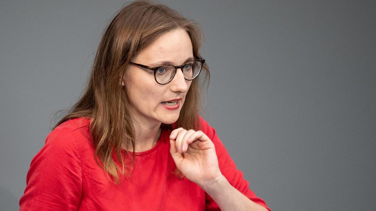 Lisa Badum (Bündnis 90/Die Grüne), Mitglied des Deutschen Bundestages, spricht während der Fragestunde zum Thema Klimaschutz der 54. Sitzung des Deutschen Bundestages. Lisa Badum (Bündnis 90/Die Grüne), Mitglied des Deutschen Bundestages, spricht während der Fragestunde zum Thema Klimaschutz der 54. Sitzung des Deutschen Bundestages.