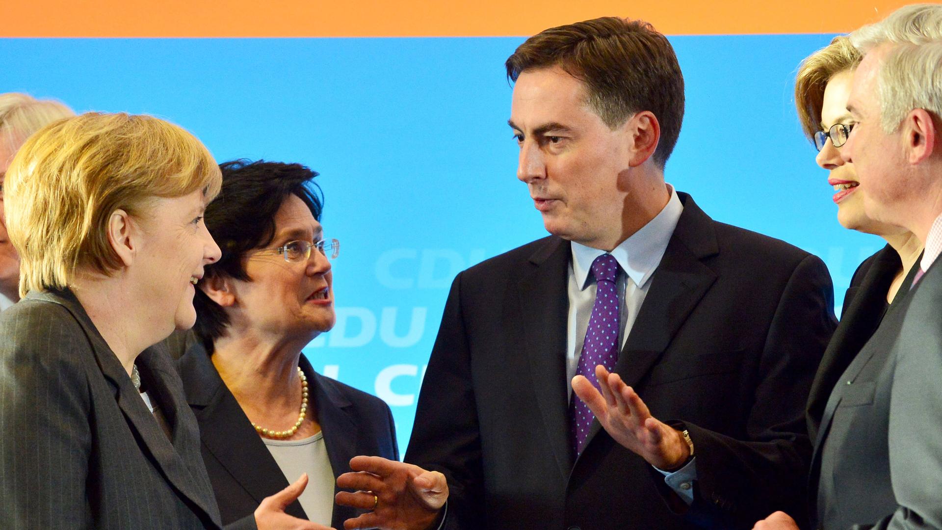 Der Spitzenkandidat der CDU für die Europawahl 2014, David McAllister, mit Kanzlerin Angela Merkel und weiteren Mitgliedern des CDU-Bundesvorstands. Der Spitzenkandidat der CDU für die Europawahl 2014, David McAllister, mit Kanzlerin Angela Merkel und weiteren Mitgliedern des CDU-Bundesvorstands.