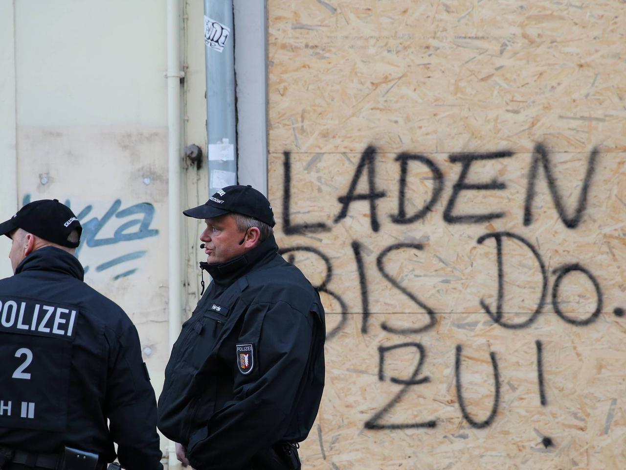 Läden schließen, Polizei zieht auf: Lübeck bereitet sich auf Proteste vor Läden schließen, Polizei zieht auf: Lübeck bereitet sich auf Proteste vor