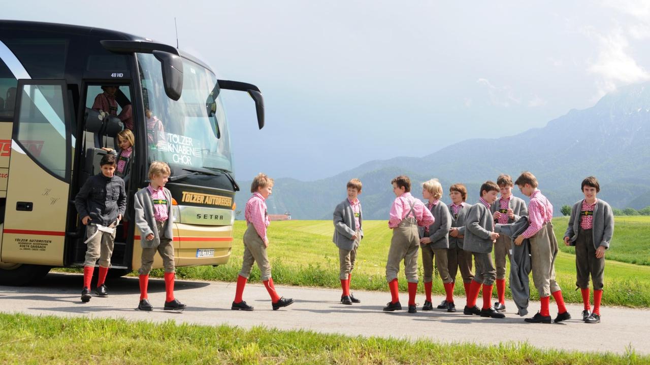 Die Tölzer Sängerknaben pausieren am Freitag (22.05.2009) auf der Reise nach Schlehdorf (Oberbayern) anlässlich ihres Auftritts in der Klosterkirche. Die Tölzer Sängerknaben pausieren am Freitag (22.05.2009) auf der Reise nach Schlehdorf (Oberbayern) anlässlich ihres Auftritts in der Klosterkirche.