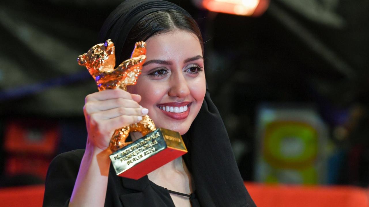 Baran Rasoulof steht mit dem Goldenen Bären für ihren Vater, dem Regisseur Mohammad Rasoulof, für den Besten Film vor dem Berlinale Palast. Baran Rasoulof steht mit dem Goldenen Bären für ihren Vater, dem Regisseur Mohammad Rasoulof, für den Besten Film vor dem Berlinale Palast.