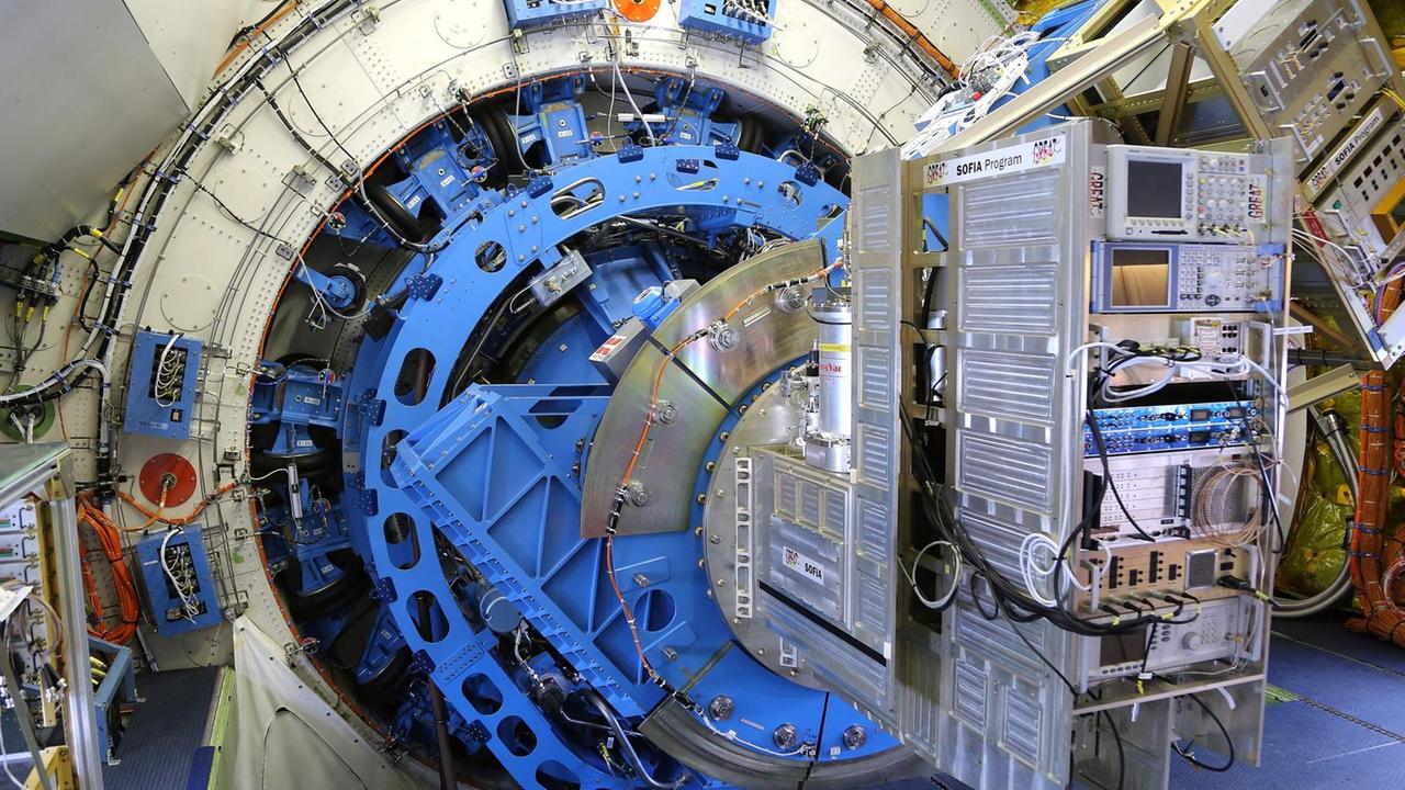 Das aus Köln und Bonn stammende Instrument GREAT ist seitlich ans Teleskop montiert, das sich hinter dem Druckschott befindet Das aus Köln und Bonn stammende Instrument GREAT ist seitlich ans Teleskop montiert, das sich hinter dem Druckschott befindet