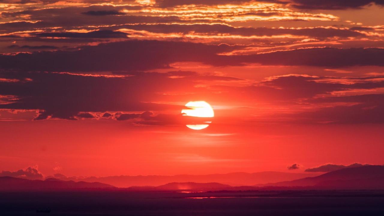 Die Abensonne färbt den Himmel rot. Die Abensonne färbt den Himmel rot.