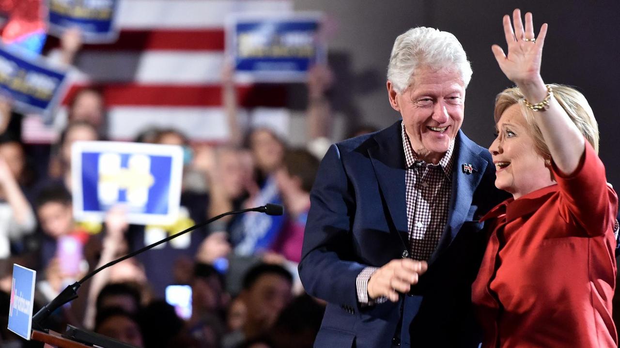 Hillary Clinton und ihr Mann Bill jubeln ihren Anhängern in Nevada zu. Hillary Clinton und ihr Mann Bill jubeln ihren Anhängern in Nevada zu.