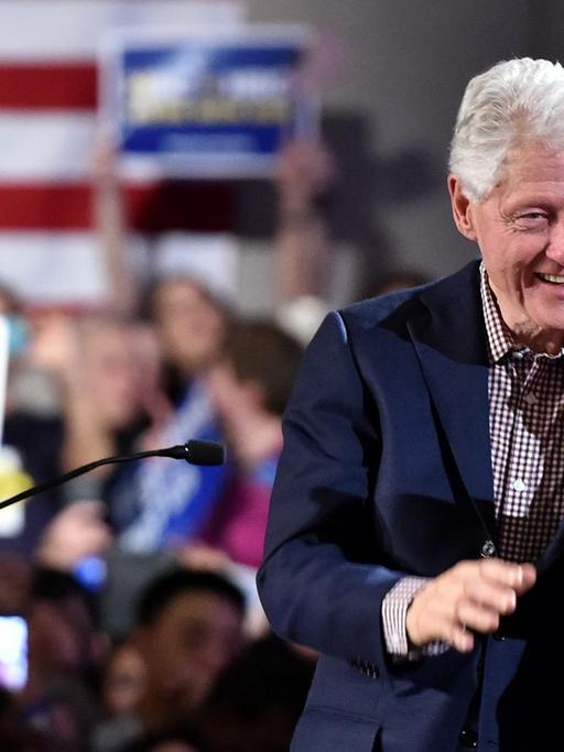 Hillary Clinton und ihr Mann Bill jubeln ihren Anhängern in Nevada zu.