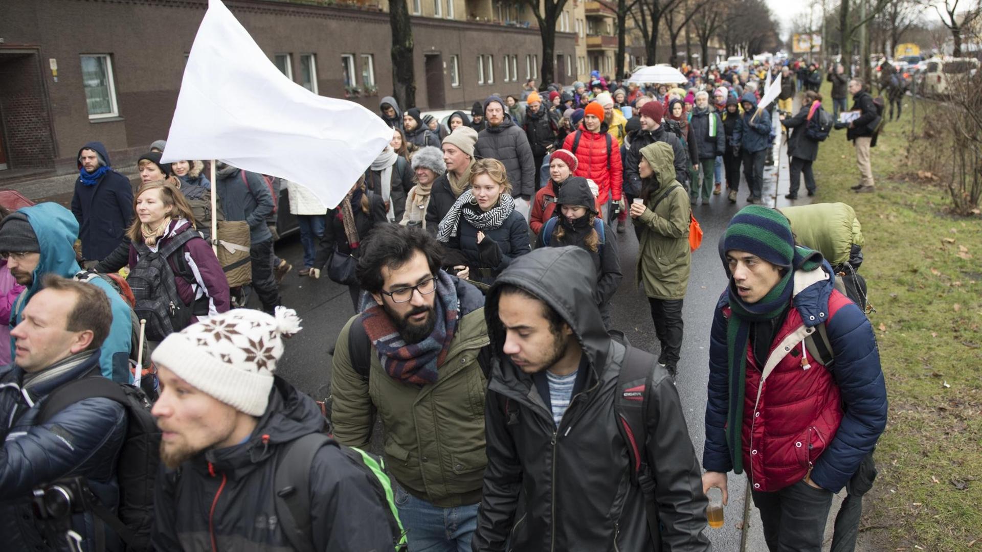 Teilnehmer eines Solidaritäts-Marsches für Aleppo gehen am 26.12.2016 in Berlin vom Tempelhofer Feld aus in Richtung Mariendorf. Teilnehmer eines Solidaritäts-Marsches für Aleppo gehen am 26.12.2016 in Berlin vom Tempelhofer Feld aus in Richtung Mariendorf.