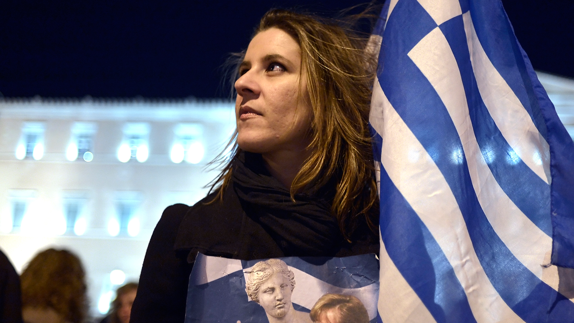 Eine junge Frau bei einer Demonstration vor dem griechischen Parlament in Athen. Eine junge Frau bei einer Demonstration vor dem griechischen Parlament in Athen.