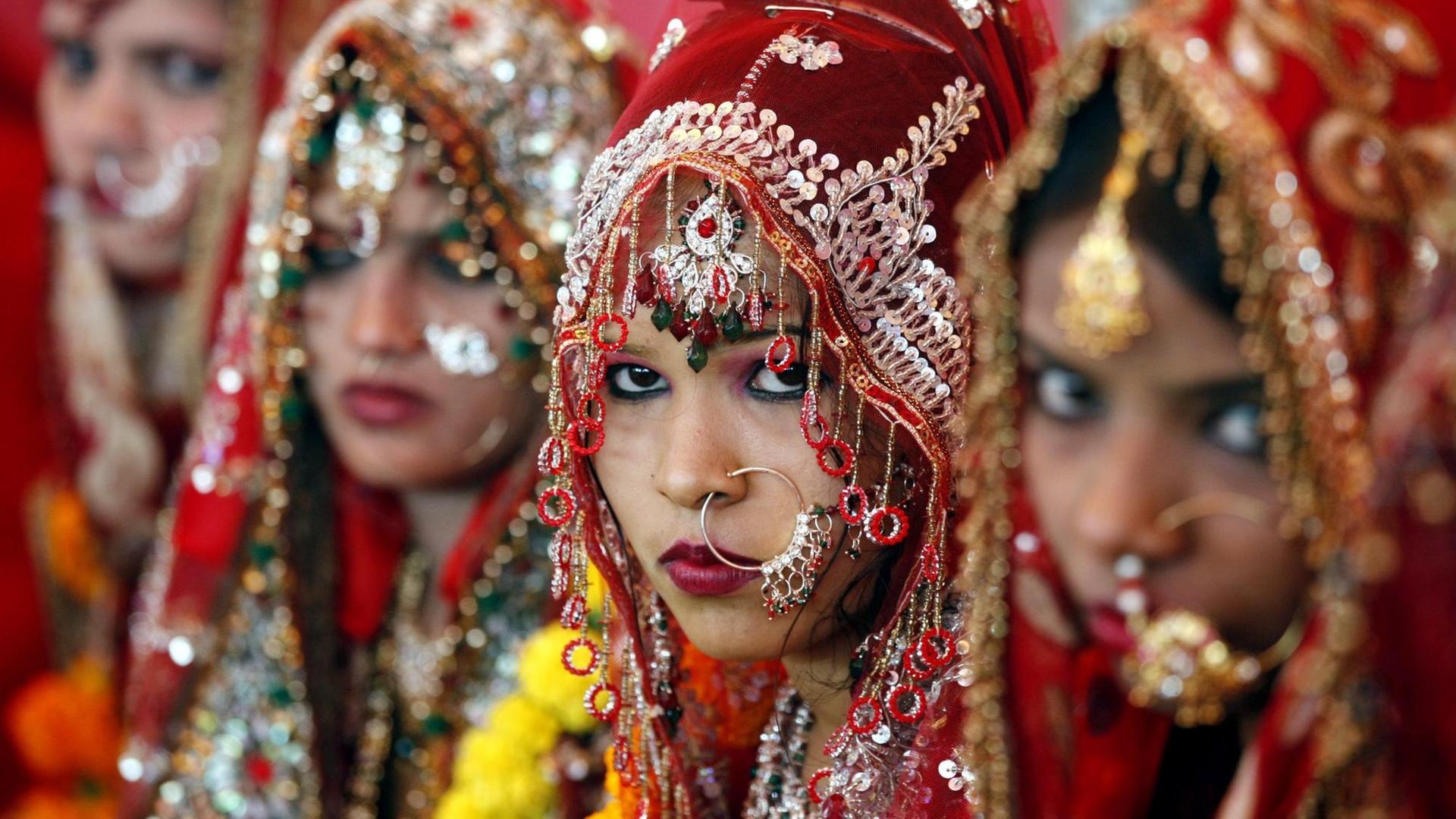 Muslimische Bräute bei einer Massenhochzeit in Indien.