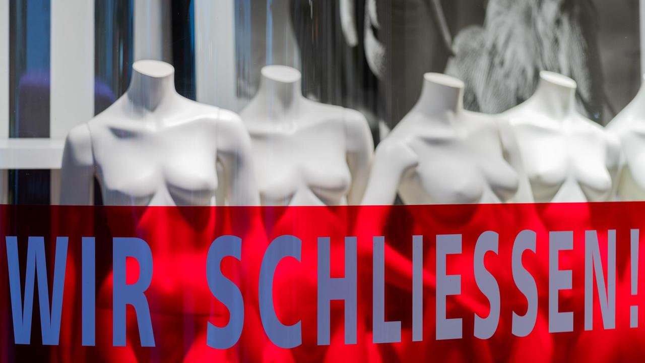 "Wir schliessen!" steht in einem leeren Schaufenster am Prinzipalmarkt. "Wir schliessen!" steht in einem leeren Schaufenster am Prinzipalmarkt.