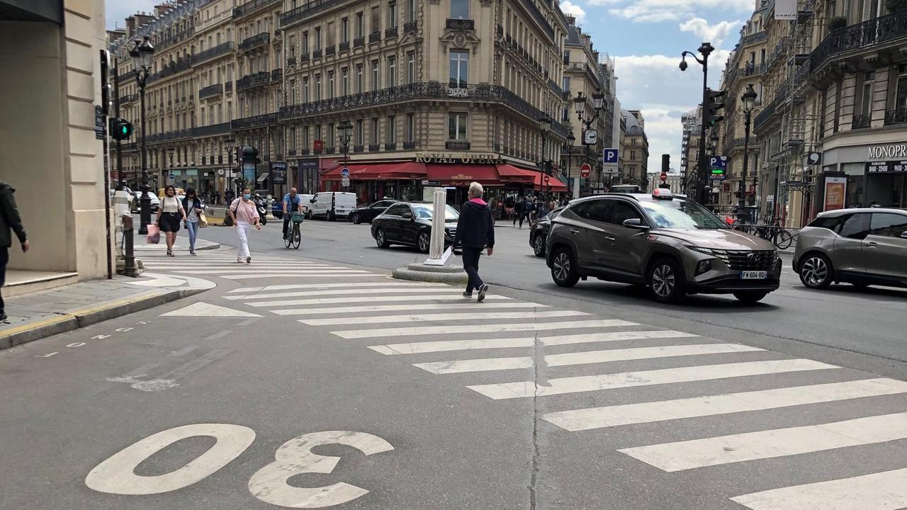 Auf einer Straße im Zentrum von Paris gilt Tempo 30. Auf einer Straße im Zentrum von Paris gilt Tempo 30.