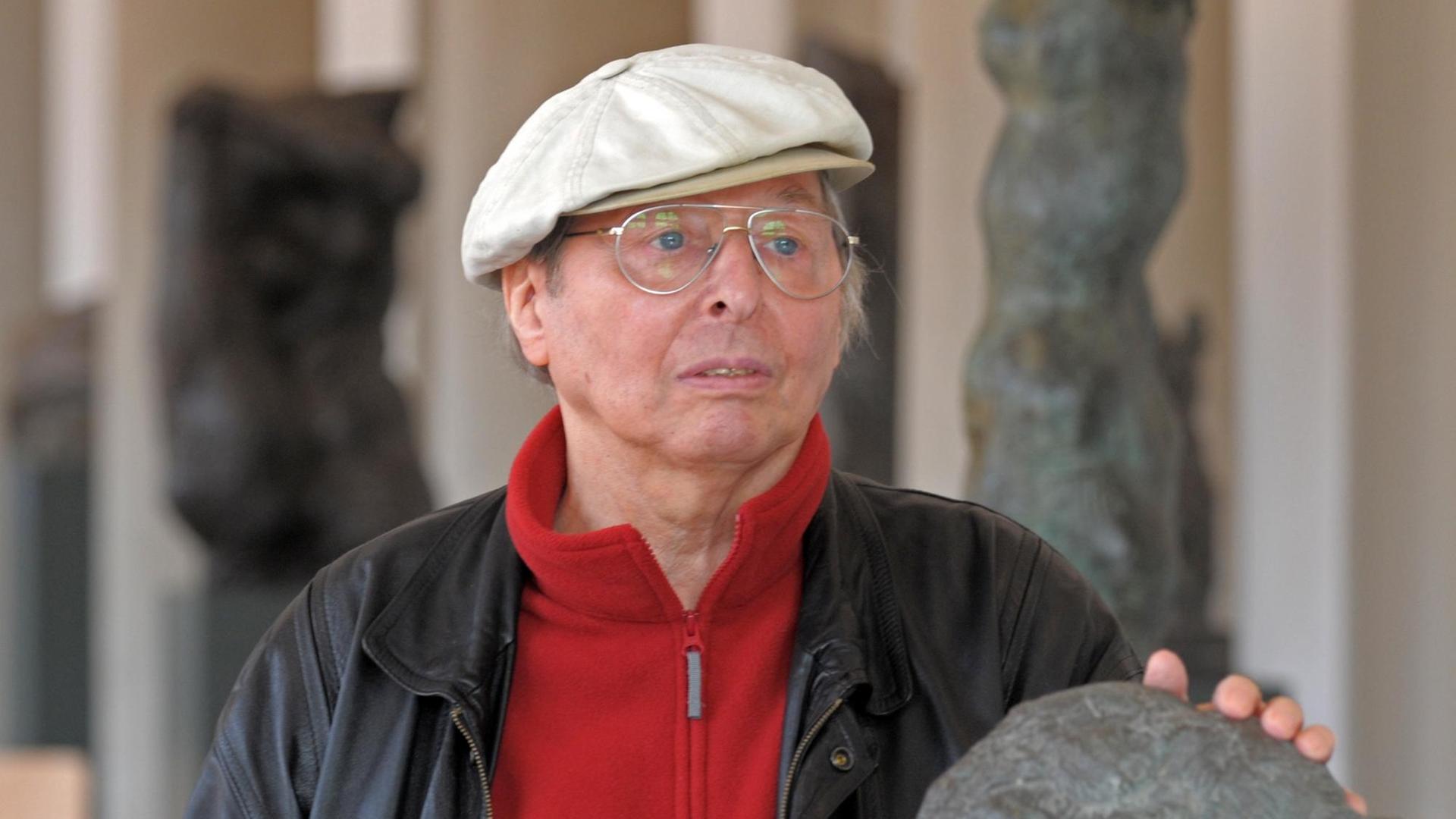 Der Bildhauer Wieland Förster steht am Dienstag (22.09.2009) in Dresden in der Skulpturensammlung im Zwinger inmitten seiner 58 Werke, die er den Staatlichen Kunstsammlungen Dresden als Stiftung überlassen hat. Der Bildhauer Wieland Förster steht am Dienstag (22.09.2009) in Dresden in der Skulpturensammlung im Zwinger inmitten seiner 58 Werke, die er den Staatlichen Kunstsammlungen Dresden als Stiftung überlassen hat.