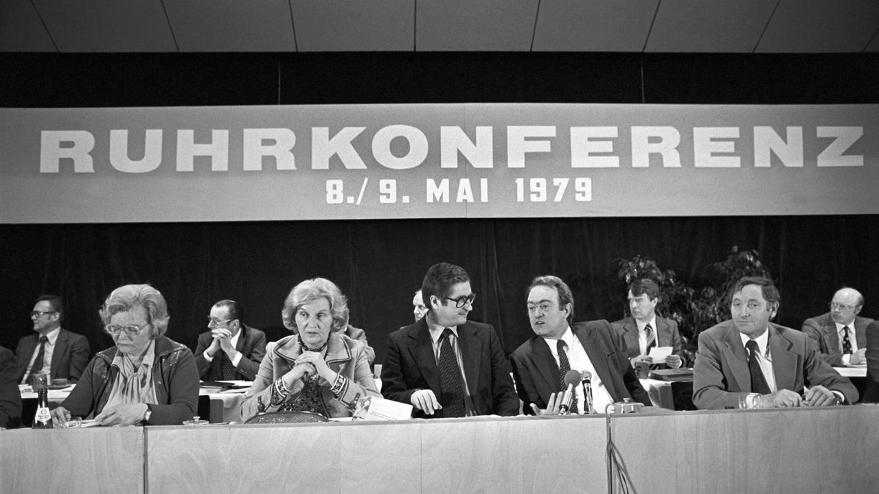 Der damalige NRW-Ministerpräsident Johannes Rau und weitere Politiker sitzen an einem langen Tisch, darüber prangen die Worte: "Ruhrkonferenz 8./9. Mai 1979". Der damalige NRW-Ministerpräsident Johannes Rau und weitere Politiker sitzen an einem langen Tisch, darüber prangen die Worte: "Ruhrkonferenz 8./9. Mai 1979".