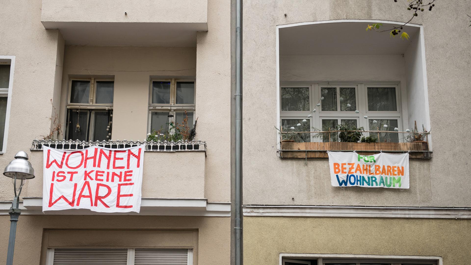 Transparente gegen den Verkauf von Häusern und Wohnungen in Berlin. Transparente gegen den Verkauf von Häusern und Wohnungen in Berlin.