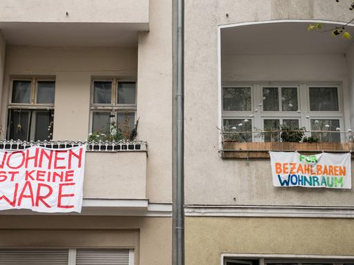 Transparente gegen den Verkauf von Häusern und Wohnungen in Berlin.