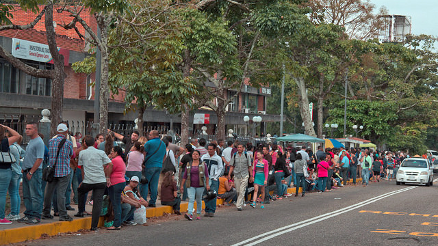 Die Menschenschlange vor dem Supermarkt Bicentenario in San Cristóbal de Táchira in Venezuela ist kilometerlang.