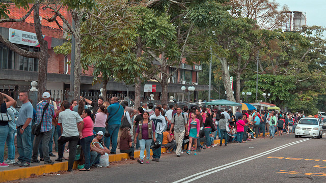 Die Menschenschlange vor dem Supermarkt Bicentenario in San Cristóbal de Táchira in Venezuela ist kilometerlang. Die Menschenschlange vor dem Supermarkt Bicentenario in San Cristóbal de Táchira in Venezuela ist kilometerlang.