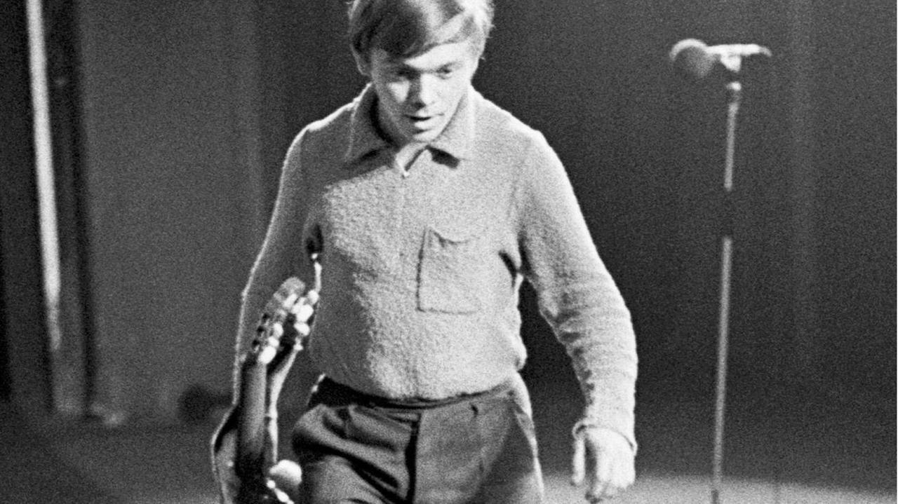 Der tschechische Liedermacher Karel Kryl nach einem Konzert 1969 in Prag. Der tschechische Liedermacher Karel Kryl nach einem Konzert 1969 in Prag.