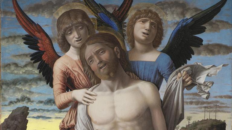 Jesus Christus mit nacktem Oberkörper mit zwei Engeln, die hinter seinen Schultern stehen.