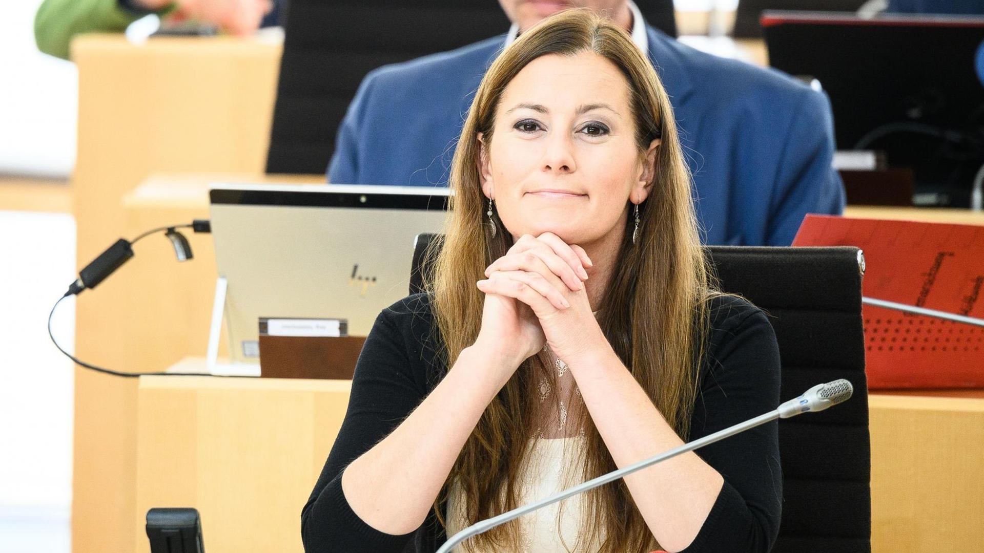 Janine Wissler (Die Linke), Fraktionsvorsitzende ihrer Partei bei einer Sondersitzung des hessischen Landtags Janine Wissler (Die Linke), Fraktionsvorsitzende ihrer Partei bei einer Sondersitzung des hessischen Landtags