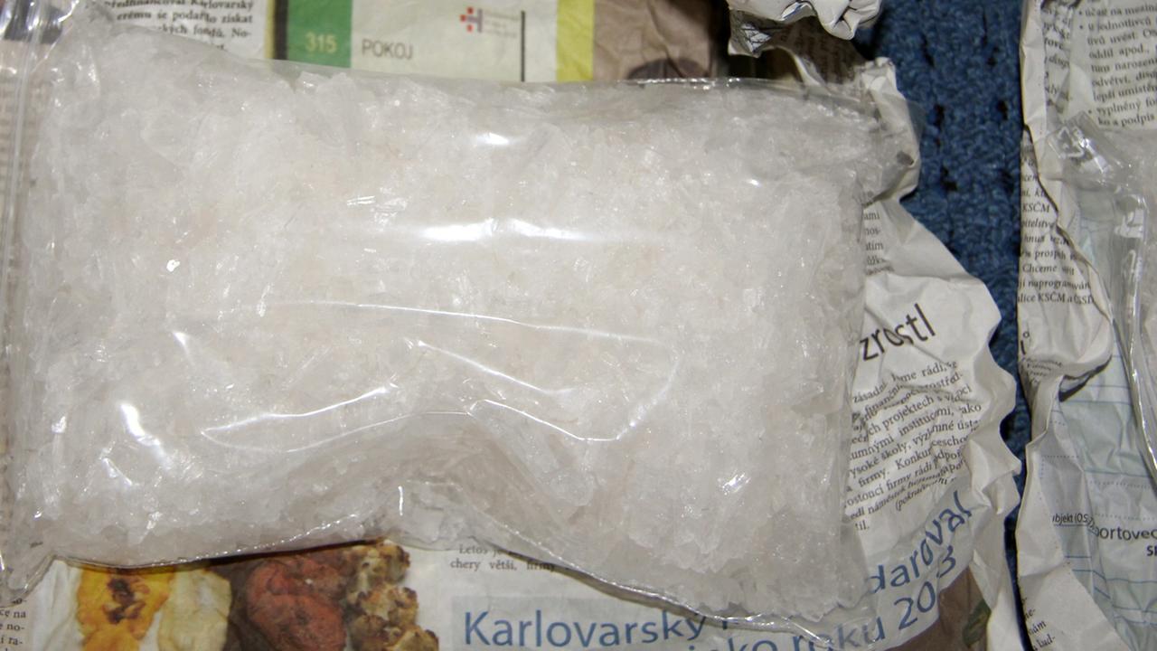 Ein Päckchen der Modedroge Crystal Meth - eingewickelt in tschechischen Zeitungen. Ein Päckchen der Modedroge Crystal Meth - eingewickelt in tschechischen Zeitungen.