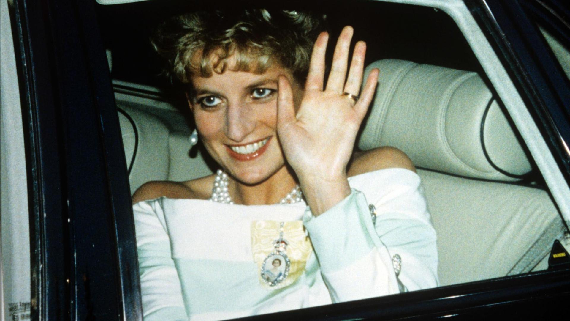 Prinzessin Diana winkt bei ihrer Ankunft am 27.04.1993 zu einem Staatsbankett im Buckingham Palace in London der versammelten Menschenmenge zu. | Prinzessin Diana winkt bei ihrer Ankunft am 27.04.1993 zu einem Staatsbankett im Buckingham Palace in London der versammelten Menschenmenge zu. |