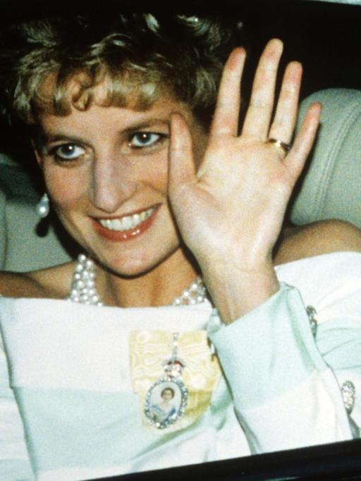 Prinzessin Diana winkt bei ihrer Ankunft am 27.04.1993 zu einem Staatsbankett im Buckingham Palace in London der versammelten Menschenmenge zu. |