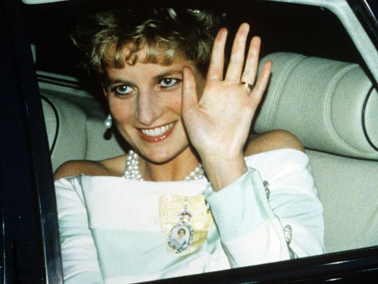 Prinzessin Diana winkt bei ihrer Ankunft am 27.04.1993 zu einem Staatsbankett im Buckingham Palace in London der versammelten Menschenmenge zu. |