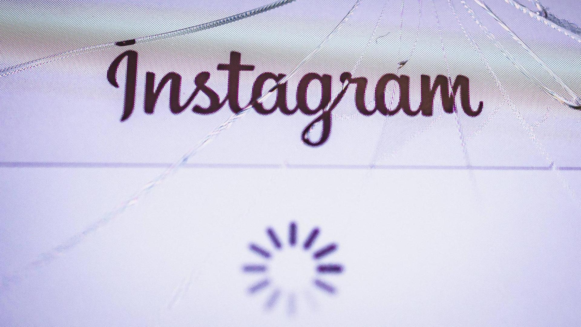 Das Instagram-Logo ist auf einem gesprungenen Display eines iPhones zu sehen Das Instagram-Logo ist auf einem gesprungenen Display eines iPhones zu sehen