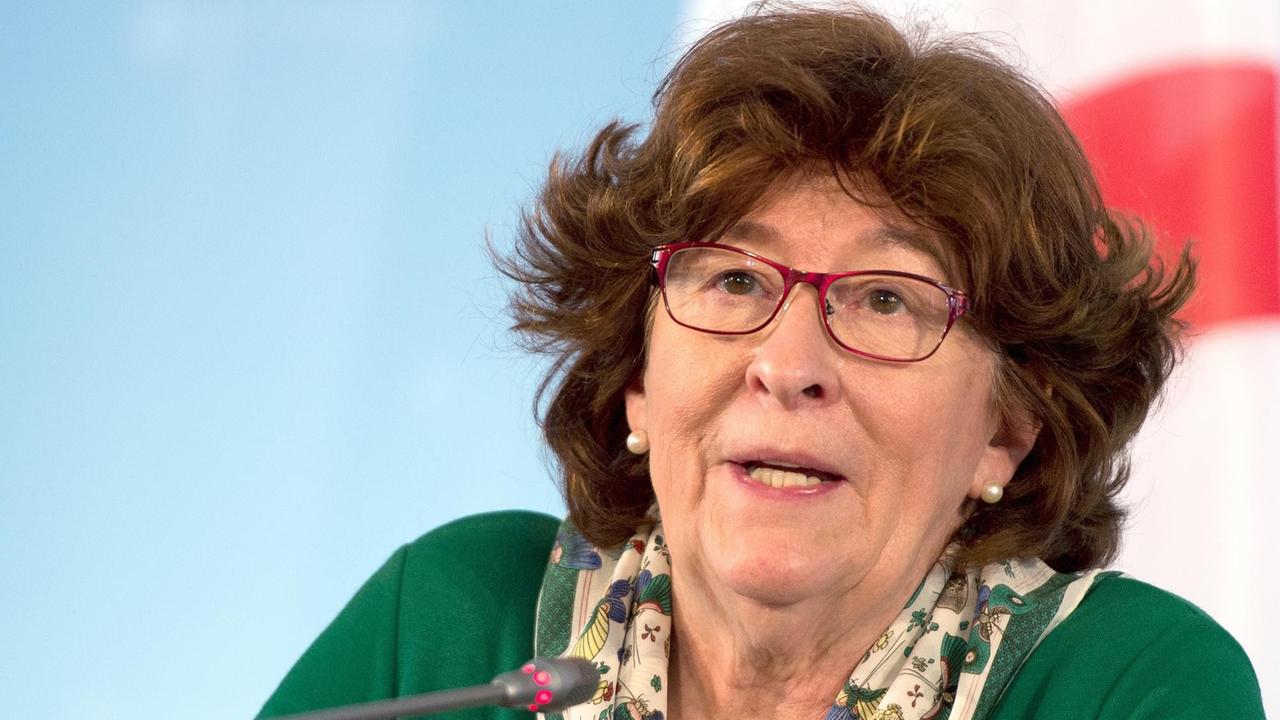 Die Sondergesandte der Vereinten Nationen für Internationale Migration, Louise Arbour sitzt vor einem Mikrofon.