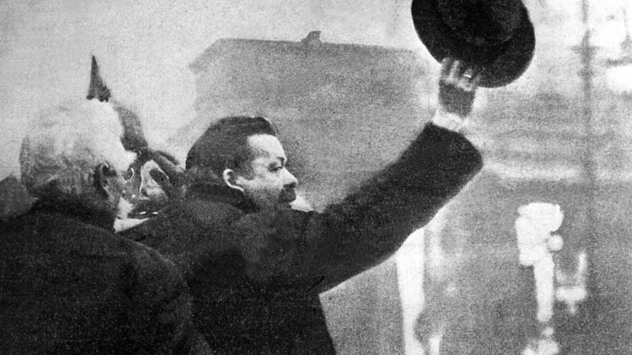 Auf dem Platz vor dem Brandenburger Tor in Berlin hält Friedrich Ebert, seinen Hut in der erhobenen rechten Hand, am 9. November 1918 eine Ansprache. Auf dem Platz vor dem Brandenburger Tor in Berlin hält Friedrich Ebert, seinen Hut in der erhobenen rechten Hand, am 9. November 1918 eine Ansprache.
