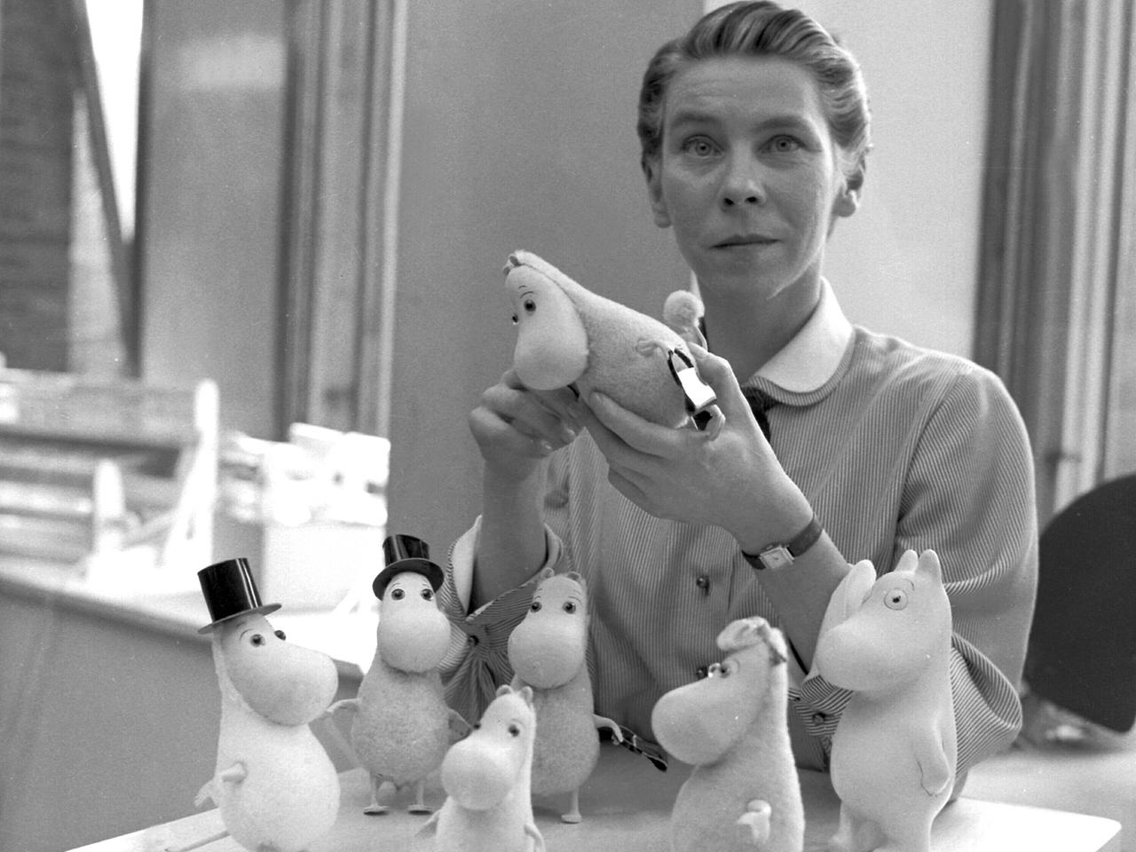 Tove Jansson, finnische Künstlerin, mit ihren Mumin-Figuren im Jahr 1956. Tove Jansson, finnische Künstlerin, mit ihren Mumin-Figuren im Jahr 1956.