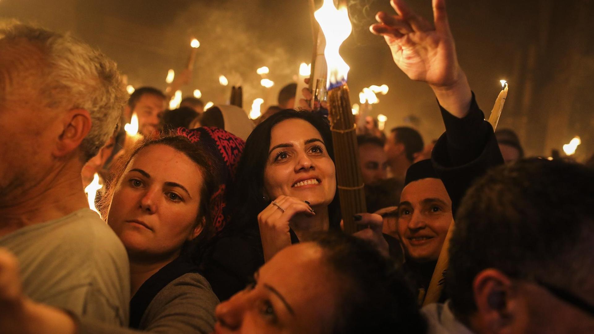 27.04.2019, ---, Jerusalem: Orthodoxe Christen nehmen an der Feier des «Heiligen Feuers» in der Grabeskirche teil. Dem Glauben nach entzündete sich an Ostern der Orthodoxen selbstständig ein Licht in der Grabkapelle. Die Grabeskirche steht an jener Stelle, wo der christlichen Überlieferung nach Jesus begraben worden und wieder auferstanden sein soll. Foto: Ilia Yefimovich/dpa | Verwendung weltweit 27.04.2019, ---, Jerusalem: Orthodoxe Christen nehmen an der Feier des «Heiligen Feuers» in der Grabeskirche teil. Dem Glauben nach entzündete sich an Ostern der Orthodoxen selbstständig ein Licht in der Grabkapelle. Die Grabeskirche steht an jener Stelle, wo der christlichen Überlieferung nach Jesus begraben worden und wieder auferstanden sein soll. Foto: Ilia Yefimovich/dpa | Verwendung weltweit